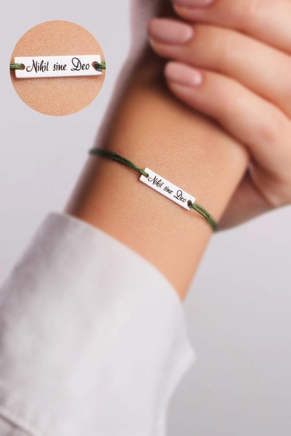 Brățară șnur de mătase cu plăcuță gravată "Nihil sine Deo" - Maria's Ladybugs